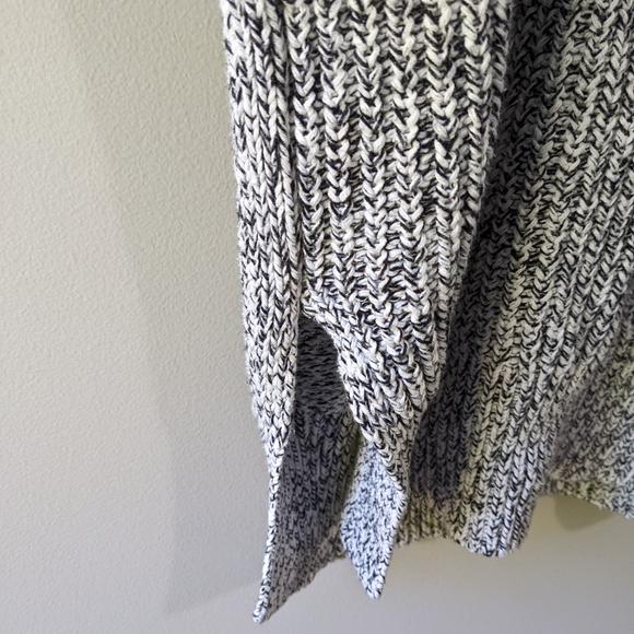 H&M | Black & White V-Neck Oversized Tunic Sweater - Picture 6 of 10